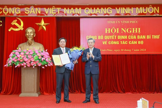 Ông Trần Duy Đông nhận quyết định làm Phó Bí thư Tỉnh ủy Vĩnh Phúc