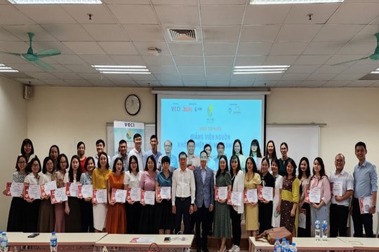 Bế giảng Khoá tập huấn giảng viên nguồn khởi nghiệp đổi mới sáng tạo