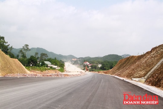Thi công tuyến đường liên kết vùng Thái Nguyên: Tinh thần không lùi bước