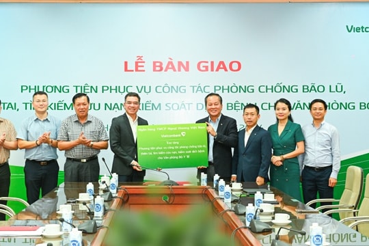 Vietcombank trao tặng gói an sinh xã hội trị giá 5 tỷ đồng cho Bộ Y tế