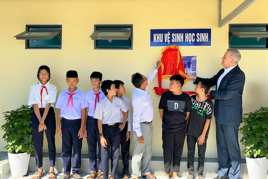 Khu nghỉ dưỡng Hoiana cải tạo nhà vệ sinh cho trường học trước thềm năm học mới