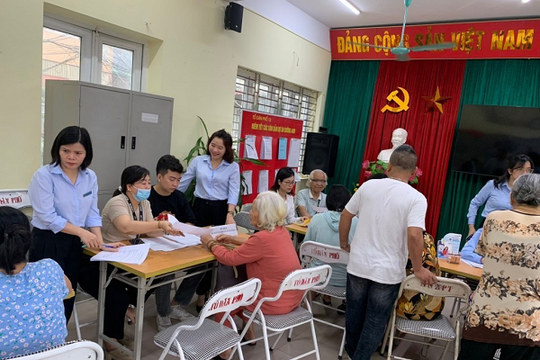 Hà Nội: Trả lương hưu, trợ cấp BHXH qua tài khoản vượt mục tiêu đề ra