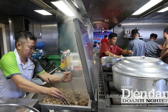 Những đầu bếp đặc biệt trên hải trình nối đất liền với biển, đảo