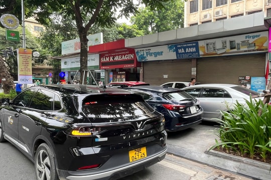 "Hô biến" vỉa hè thành bãi đỗ xe, người đi bộ khốn khó