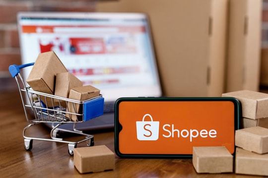 Shopee tăng phí, công ty mẹ thu đậm