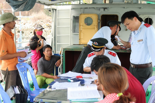 Quyết liệt chống khai thác thủy sản trái phép trên Vịnh Hạ Long