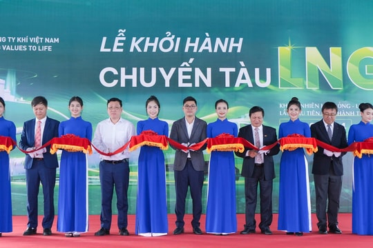 PV GAS khởi hành chuyến tàu chở LNG đầu tiên trên đường sắt Nam Bắc