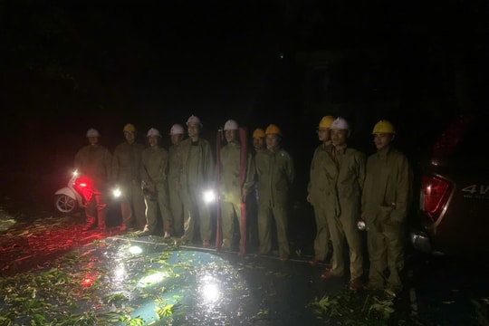 Công nhân Điện lực miền Bắc trắng đêm khắc phục sự cố điện do bão Yagi