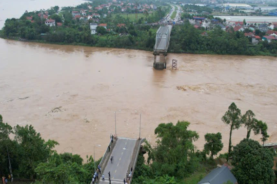 Sập cầu Phong Châu: Kinh nghiệm sinh tồn khi ô tô rơi xuống nước