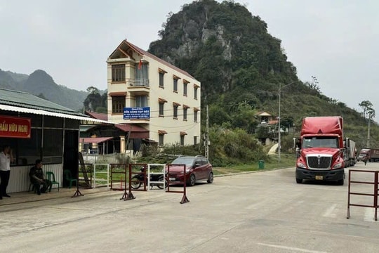 Lạng Sơn: Điều tiết phương tiện chở hàng để giảm ùn tắc vào khu phi thuế quan