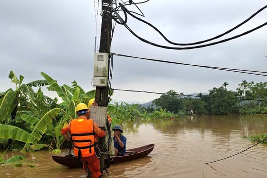 EVN nỗ lực khắc phục hậu quả thiên tai, khôi phục cung cấp điện cho khách hàng