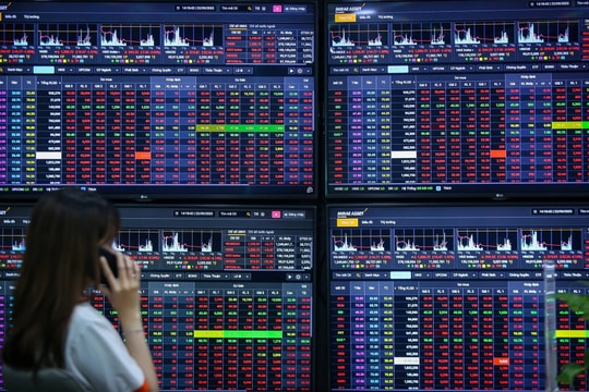 “Bệ đỡ” chứng khoán tháng 10