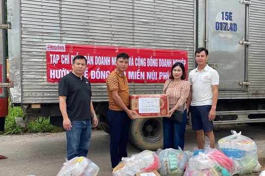 Tạp chí Diễn đàn Doanh nghiệp hỗ trợ người dân vùng lũ Hà Giang