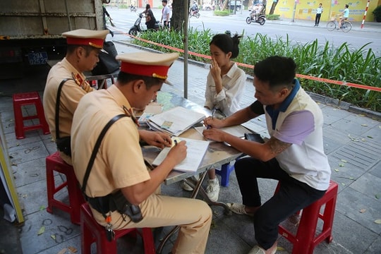 “Khóc dở mếu dở” vì giấy phép lái xe tích hợp