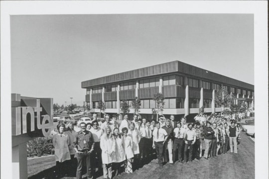 Nhìn lại con đường từ “đỉnh cao xuống vực sâu” của Intel