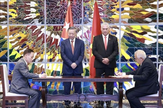 Việt Nam - Cuba ký kết các văn kiện hợp tác