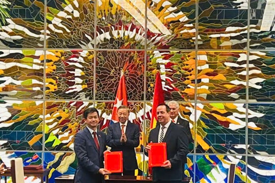 Bí thư Tỉnh ủy tỉnh Quảng Trị và Bộ trưởng Bộ Y tế Cuba trao đổi Bản ghi nhớ hợp tác