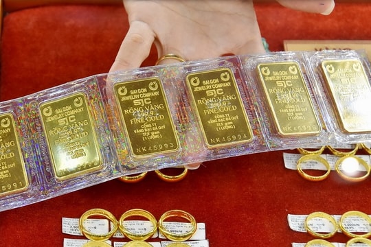 Giá vàng trong nước tăng mạnh, chuyên gia thế giới dự báo ra sao?