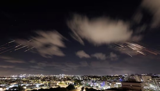 Iran trả đũa Israel, kinh tế thế giới chao đảo