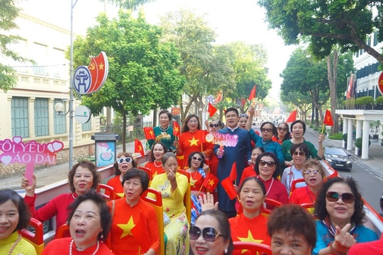 Trải nghiệm áo dài dạo phố trong thu Hà Nội