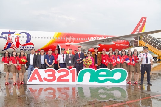 Tàu bay Vietjet mừng quan hệ Đối tác Chiến lược Toàn diện Việt Nam – Pháp đã về tới TP HCM