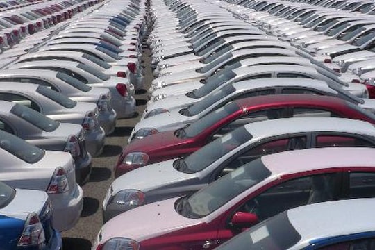 Tồn kho cao, ô tô tiếp tục giảm giá