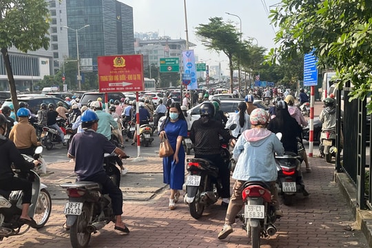 Hà Nội: Vỉa hè hay "đường tắt" cho xe máy?