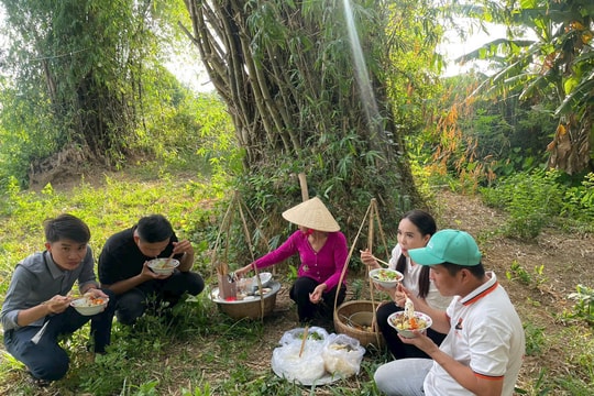 Ăn mì Quảng kiểu... Quảng Nam