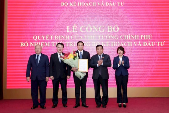 Trao quyết định bổ nhiệm tân Thứ trưởng Bộ Kế hoạch và Đầu tư