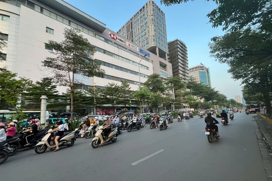 Hà Nội: Khi làn ngược chiều trở thành "lối tắt" cho xe máy