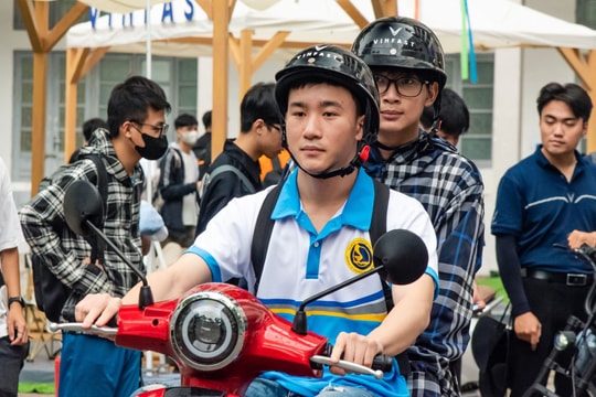 Lần đầu lái thử xe máy điện VinFast, nhiều bạn trẻ hào hứng: “Lái thích quá nên chốt luôn”