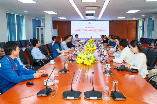 Ủy ban Mặt trận Lào thăm và làm việc tại NMLD Dung Quất