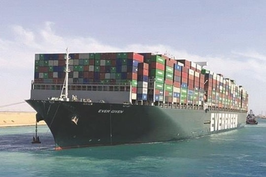 Thấy gì khi cán cân thương mại nghiêng về xuất siêu?