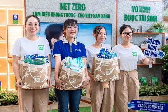 Các bạn trẻ hào hứng với trải nghiệm “siêu xanh, siêu xinh” đến từ Vinamilk