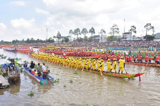 Sóc Trăng bế mạc Lễ hội, trao thưởng Giải đua ghe Ngo năm 2024