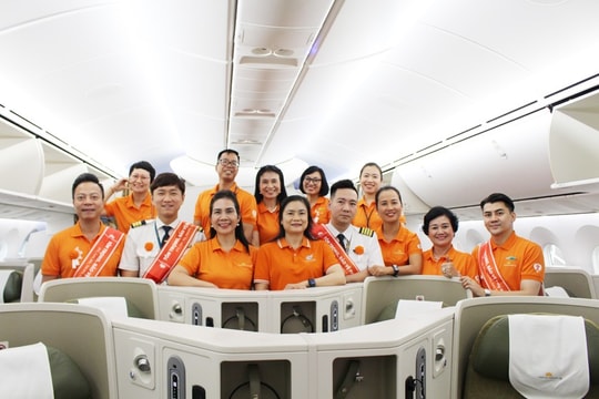 Vietnam Airlines tiếp tục hành trình “Tô cam” bầu trời vì bình đẳng giới