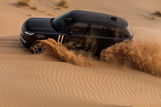SUV điện Range Rover Electric vượt thử thách khắc nghiệt tại Dubai