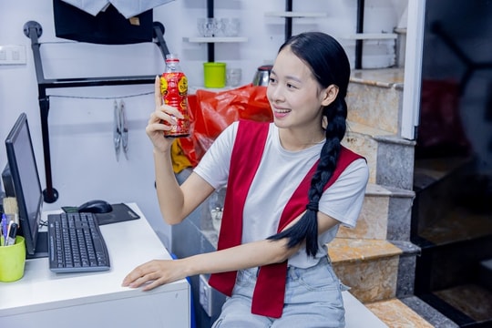 Gen Z văn phòng ngày chạy deadline, tối chốt đơn, làm shipper mùa tết