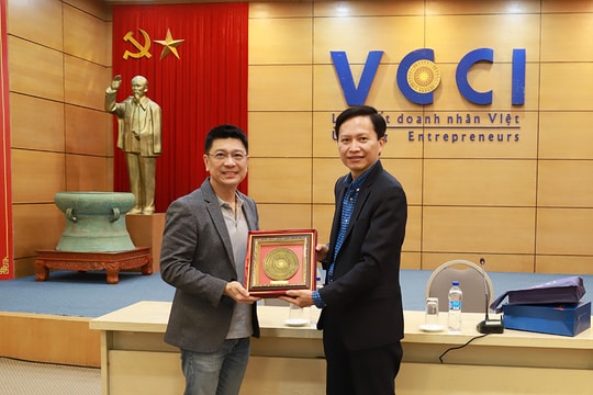 Đoàn VinUni trao đổi kinh nghiệm hỗ trợ doanh nghiệp với VCCI