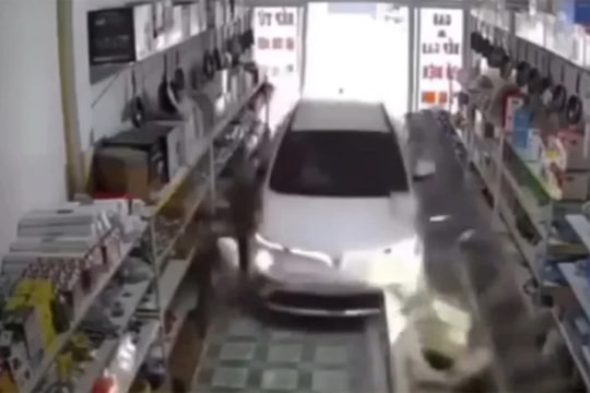 Ô tô lao vào nhà dân ở Tuyên Quang: Tầm quan trọng của kỹ năng lái xe và phản xạ