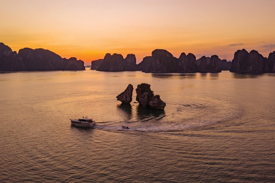 Khai thác hài hoà giá trị di sản Vịnh Hạ Long