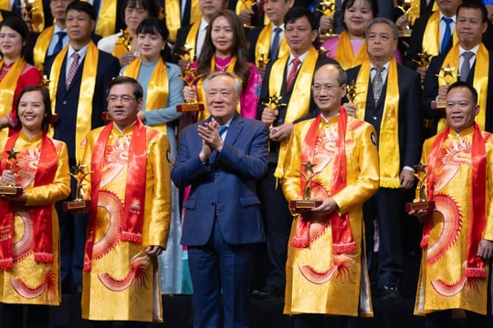 FPT lần thứ 9 liên tiếp giành TOP10 Sao Vàng đất Việt