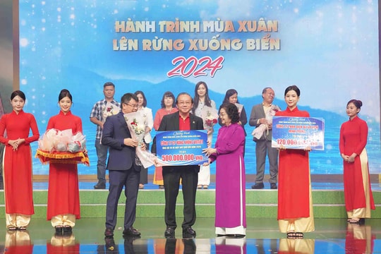 Vietjet nhận bằng khen vì đóng góp cho thế hệ trẻ Việt Nam