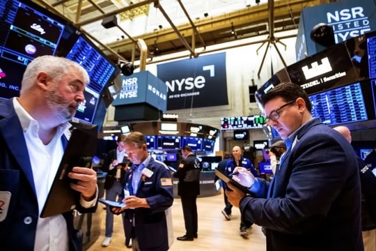 Chứng khoán Mỹ hút vốn khủng, thị trường mới nổi lao đao