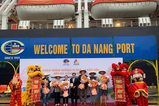 Hai “thủ phủ” du lịch miền Trung rộn ràng đón khách “xông đất”