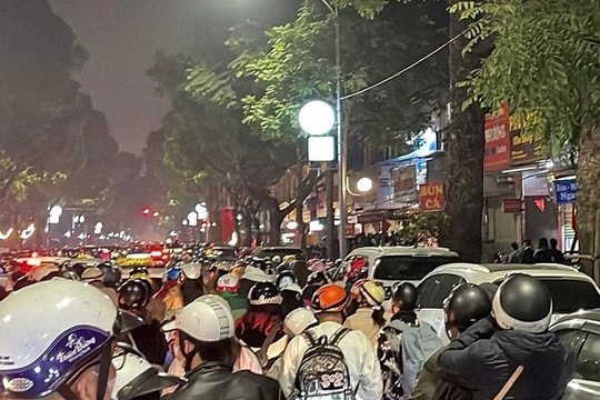 Đêm 31/12 tại Hà Nội: Giao thông kẹt cứng, giá gửi xe cao ngất