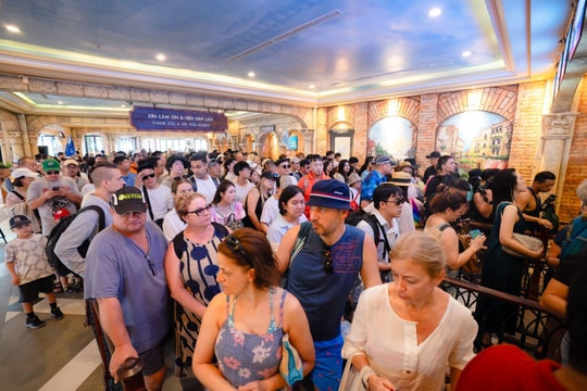 Cứ 5 phút lại có chuyến bay hạ cánh, du lịch Phú Quốc vào mùa bội thu