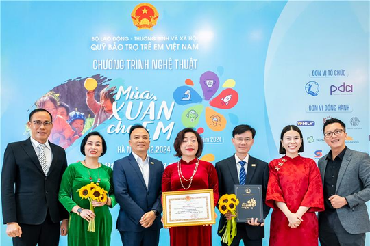 Chubb Life Việt Nam nhận bằng khen vì thành tích trong bảo vệ, chăm sóc trẻ em