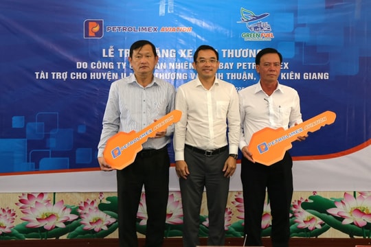 Petrolimex Aviation tặng 2 xe cứu thương cho Trung tâm y tế các huyện U Minh Thượng và Vĩnh Thuận, tỉnh Kiên Giang