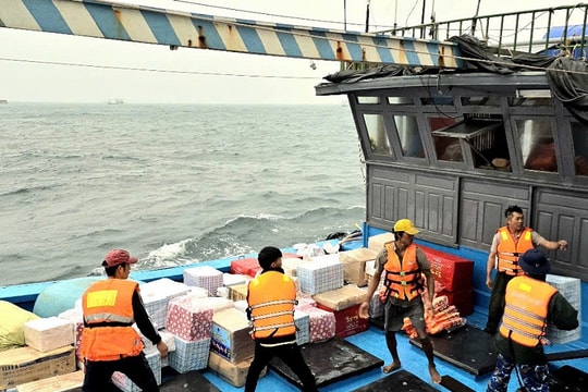 Vượt sóng vượt gió Bộ Tư lệnh Vùng 3 mang mùa xuân sớm ra đảo Lý Sơn, Cồn Cỏ